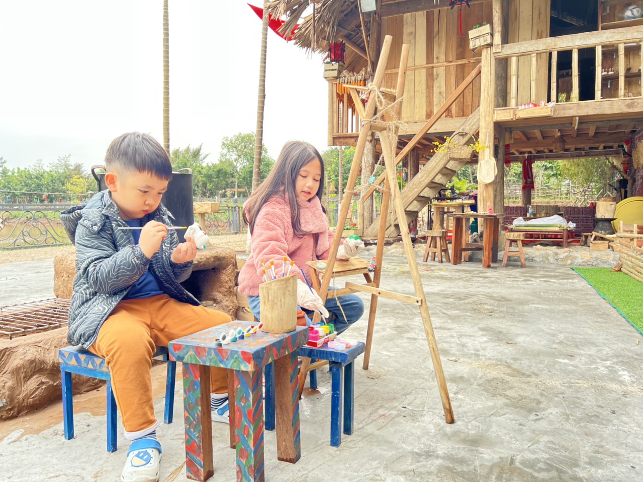 Sinh Thái Khắm Khen là không gian xanh mát rộng lớn rất thích hợp là địa điểm du lịch gần Hà Nội cho trẻ em